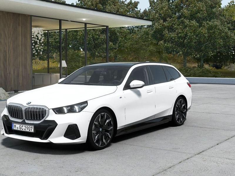 Weiß Neu 2025 BMW 520 Sport Line Kombi | 66.490 € (Teuer) - Bild 1/4