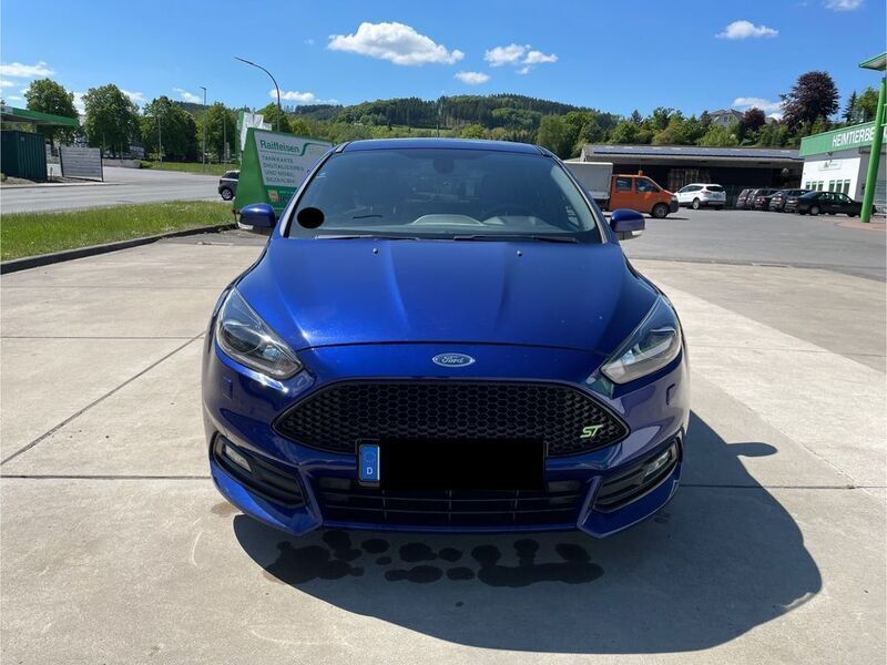 Blau Gebraucht 2018 Ford Focus ST Limousine | 15.000 € (Guter Preis) - Bild 1/4