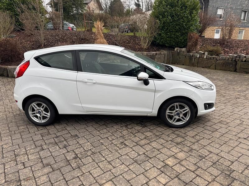 Gebraucht Ford Fiesta 95 PS (69 kW) 2014 Weiß Kleinwagen