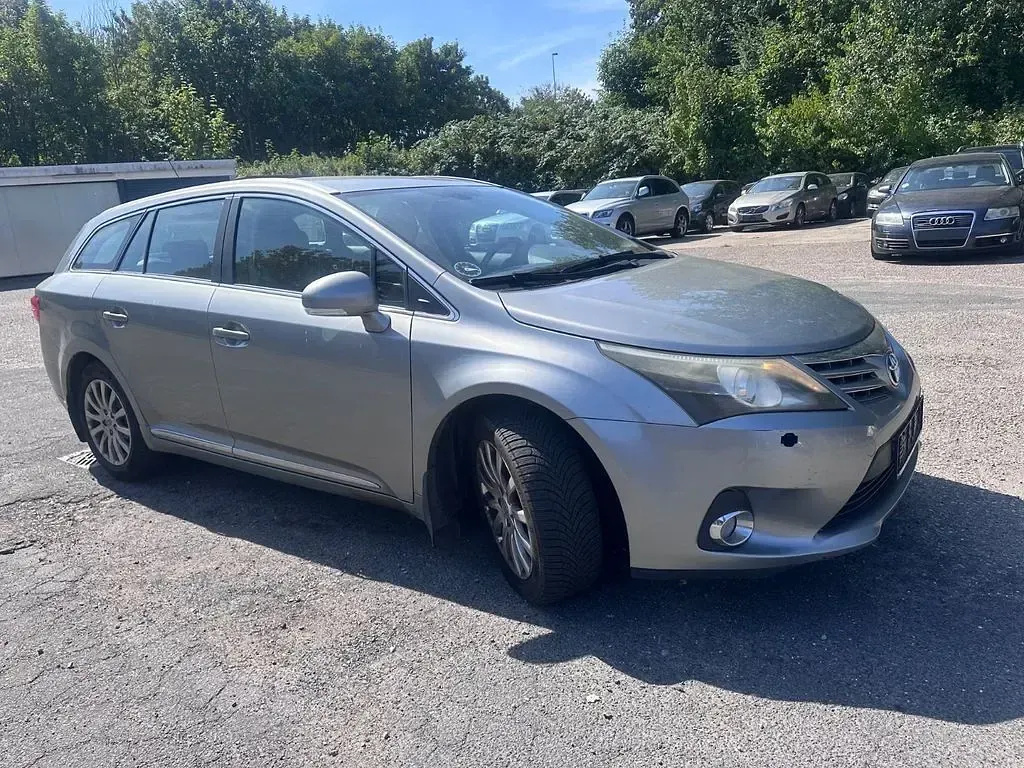 Gebraucht Toyota Avensis Basis 124 PS (91 kW) 2012 Silber Kombi