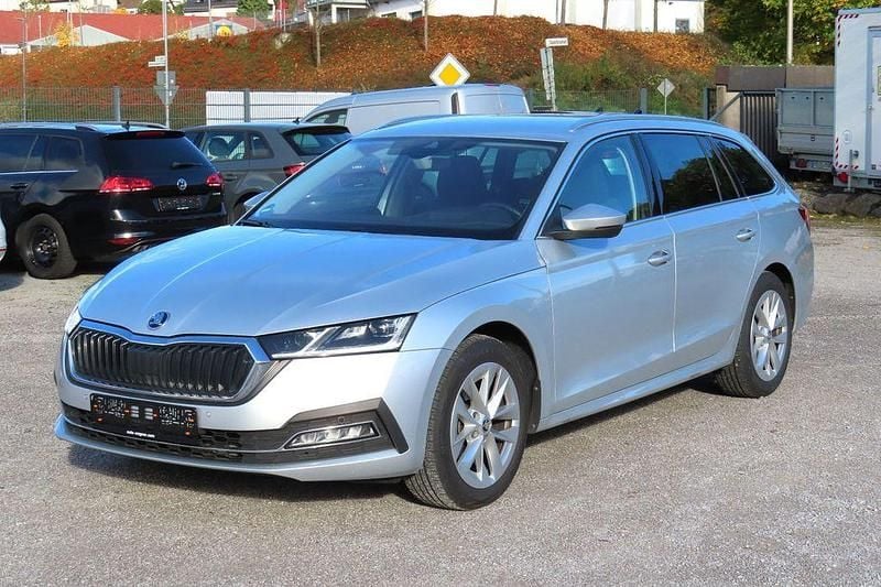 Brillantsilber Gebraucht 2023 Skoda Octavia Kombi | 24.990 € (Guter Preis) - Bild 1/4