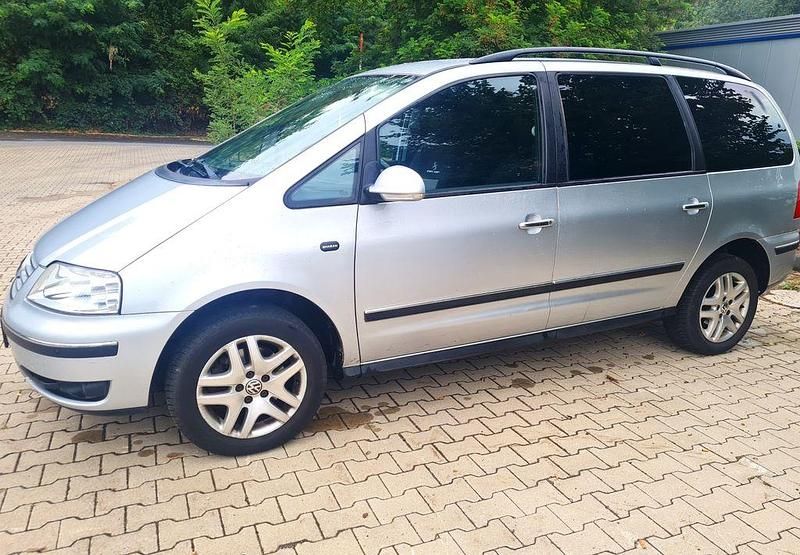 Second-hand VW Sharan 140 CP (102 kW) 2007 Argintiu Monovolum