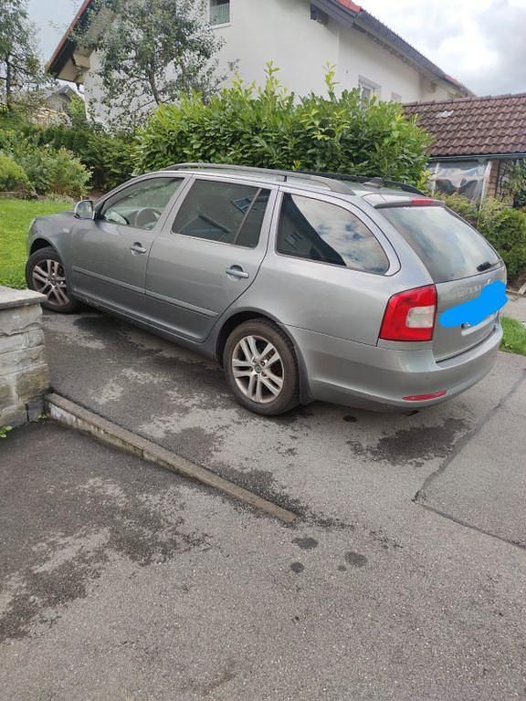Grau Gebraucht 2012 Skoda Octavia Family Kombi | 4.300 € (Guter Preis) - Bild 1/4