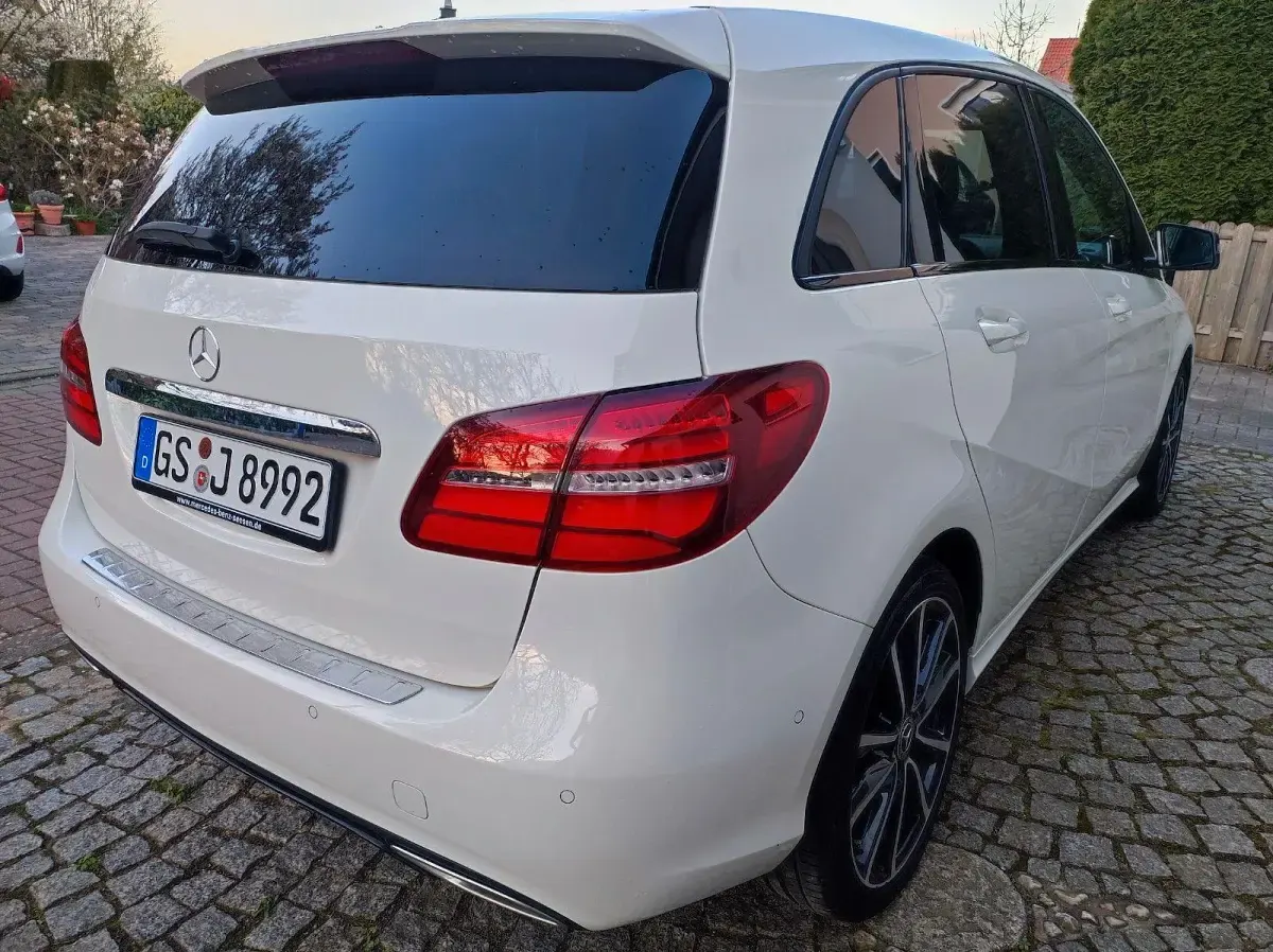Gebraucht Mercedes B200 156 PS (114 kW) 2018 Weiß Kleinwagen