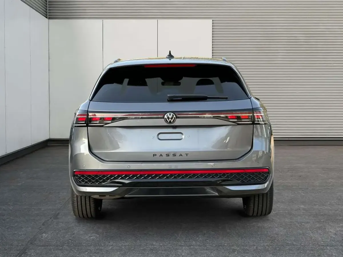 Neu VW Passat R-line 193 PS (141 kW) 2025 Diabasgrau metallic Kombi