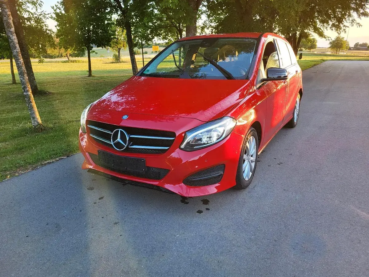Gebraucht Mercedes B180 Urban 109 PS (80 kW) 2015 Rot Kleinwagen