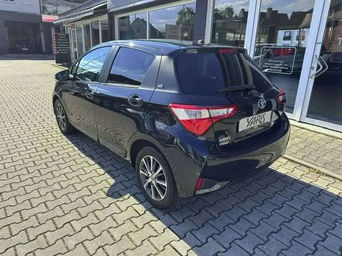 Gebraucht Toyota Yaris Team 111 PS (81 kW) 2020 209 mysticblack mica / ink Kleinwagen
