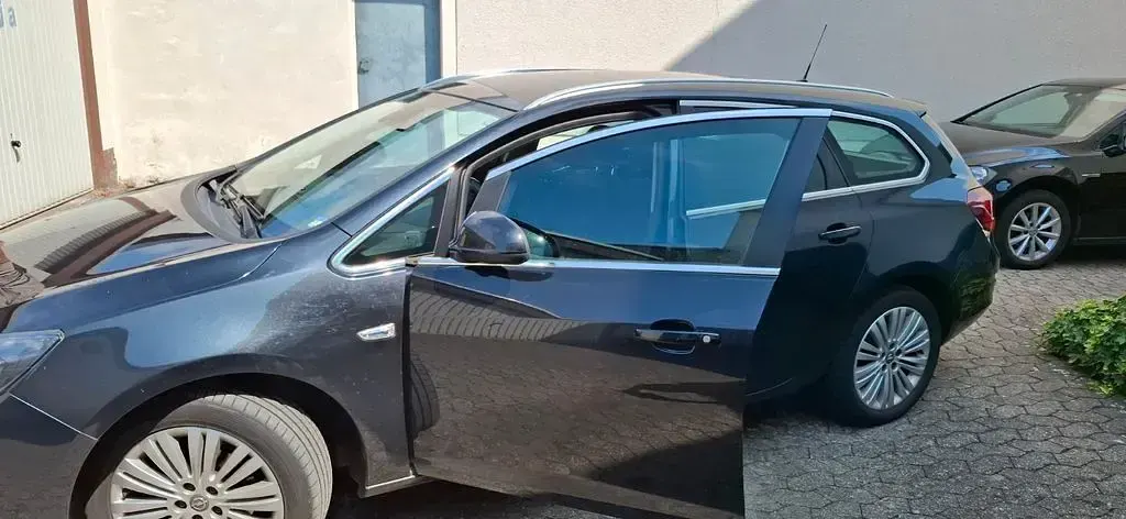 Gebraucht Opel Astra Sport 140 PS (102 kW) 2011 Schwarz Kombi