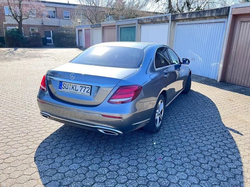 Gebraucht Mercedes E220 Exclusive 194 PS (142 kW) 2016 Grau Limousine