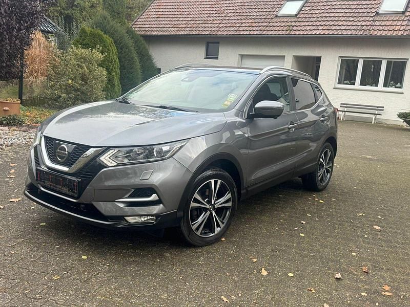 Grau Gebraucht 2018 Nissan Qashqai Tekna SUV | 12.600 € (Fairer Preis) - Bild 1/4