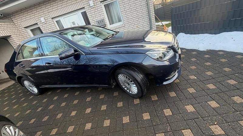 Gebraucht Mercedes E220 Elegance 170 PS (125 kW) 2014 Blau Limousine