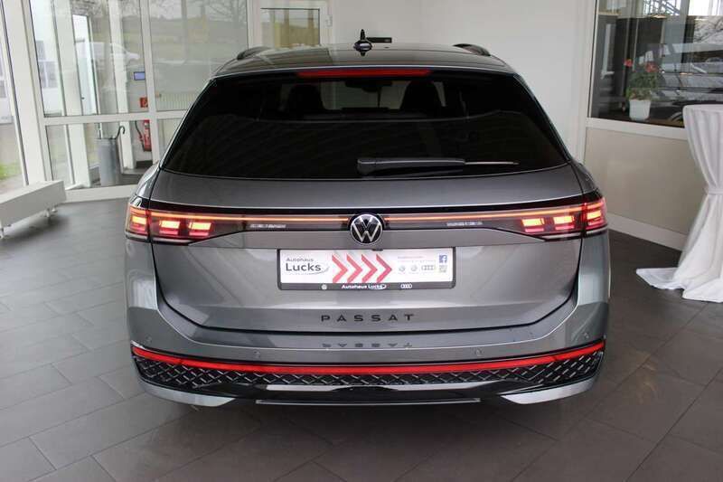 Gebraucht VW Passat R-line 193 PS (141 kW) 2024 Grau (diabasgrau metallic grenadillschwarz metallic) Kombi