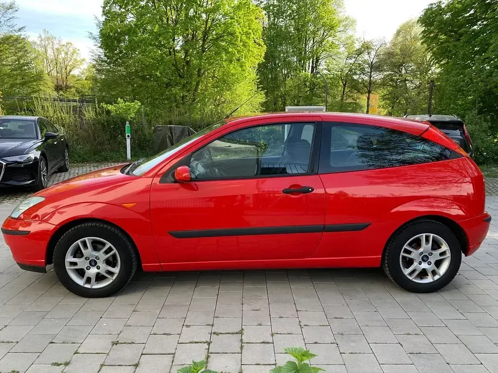 Second-hand Ford Focus Ambiente 101 CP (74 kW) 2004 Roșu Berlinǎ