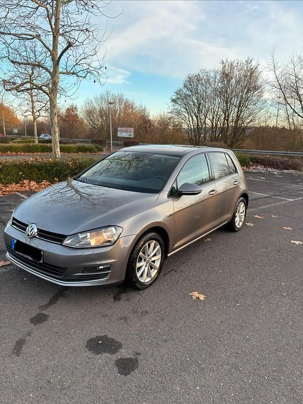 Gebraucht VW Golf VII 110 PS (80 kW) 2016 Gold Kleinwagen
