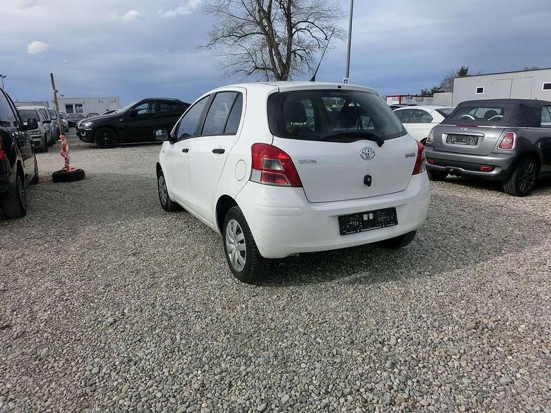 Gebraucht Toyota Yaris 69 PS (50 kW) 2010 Weiß Kleinwagen
