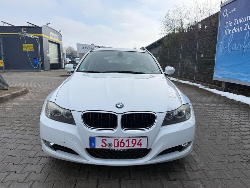 Weiß Gebraucht 2010 BMW 318 Comfort Edition Kombi | 3.499 € (Superpreis) - Bild 1/4