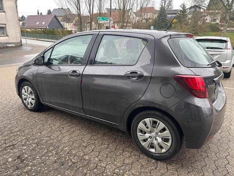 Gebraucht Toyota Yaris Life 69 PS (50 kW) 2015 Grau Kleinwagen