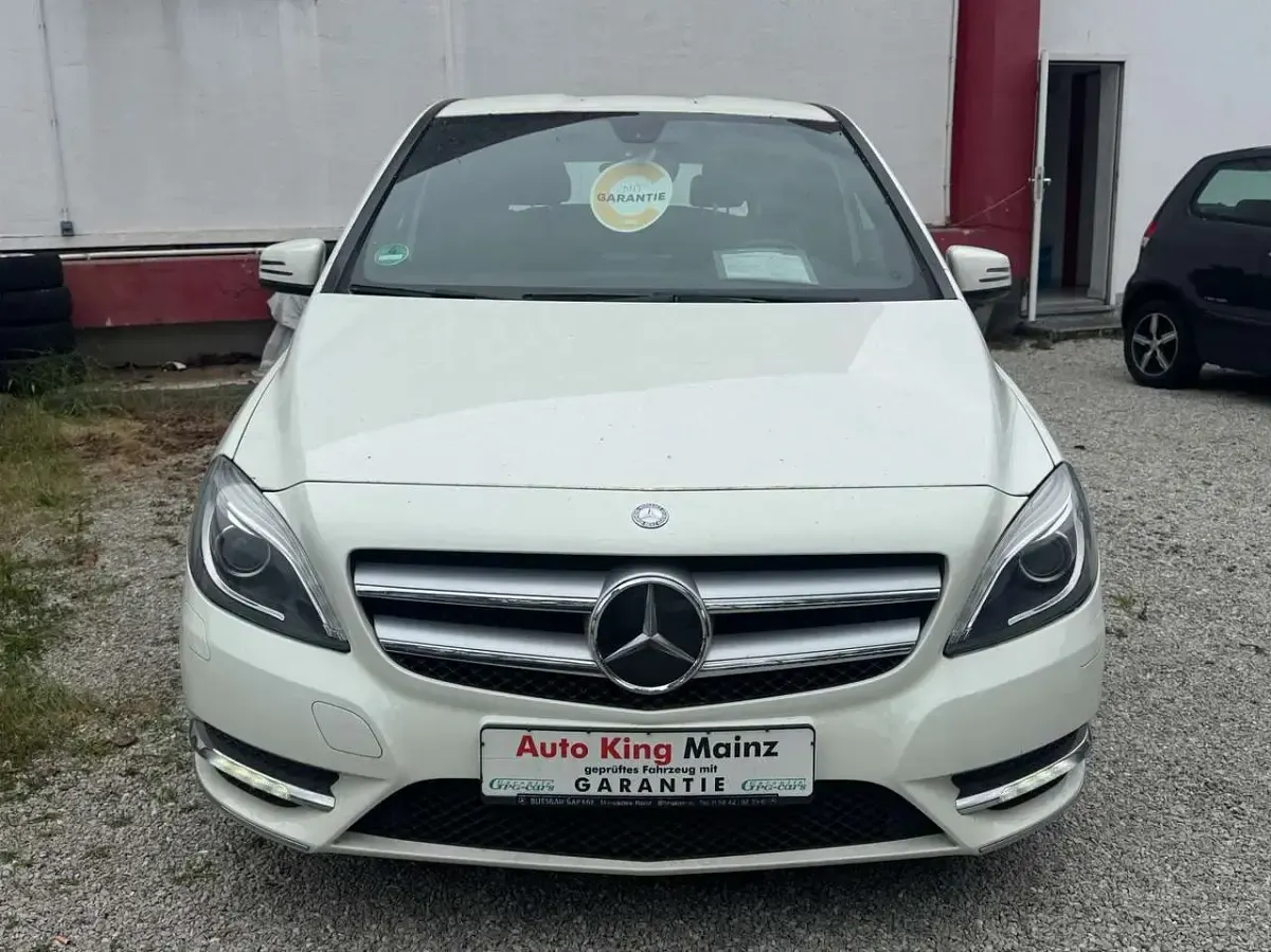 Gebraucht Mercedes B180 122 PS (89 kW) 2012 Calcitweiss  unilack Kleinwagen