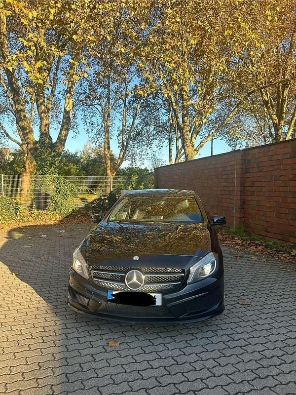 Schwarz Gebraucht 2013 Mercedes 200 Kleinwagen | 8.800 € - Bild 1/4