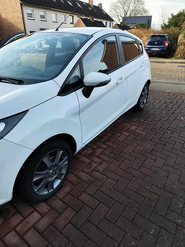 Gebraucht Ford Fiesta 60 PS (44 kW) 2010 Weiß Kleinwagen