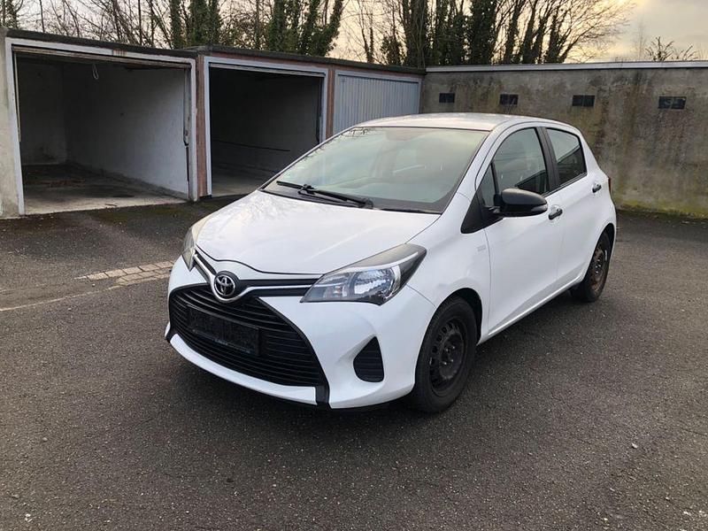 Weiß Gebraucht 2016 Toyota Yaris Limousine | 4.990 € (Fairer Preis) - Bild 1/4