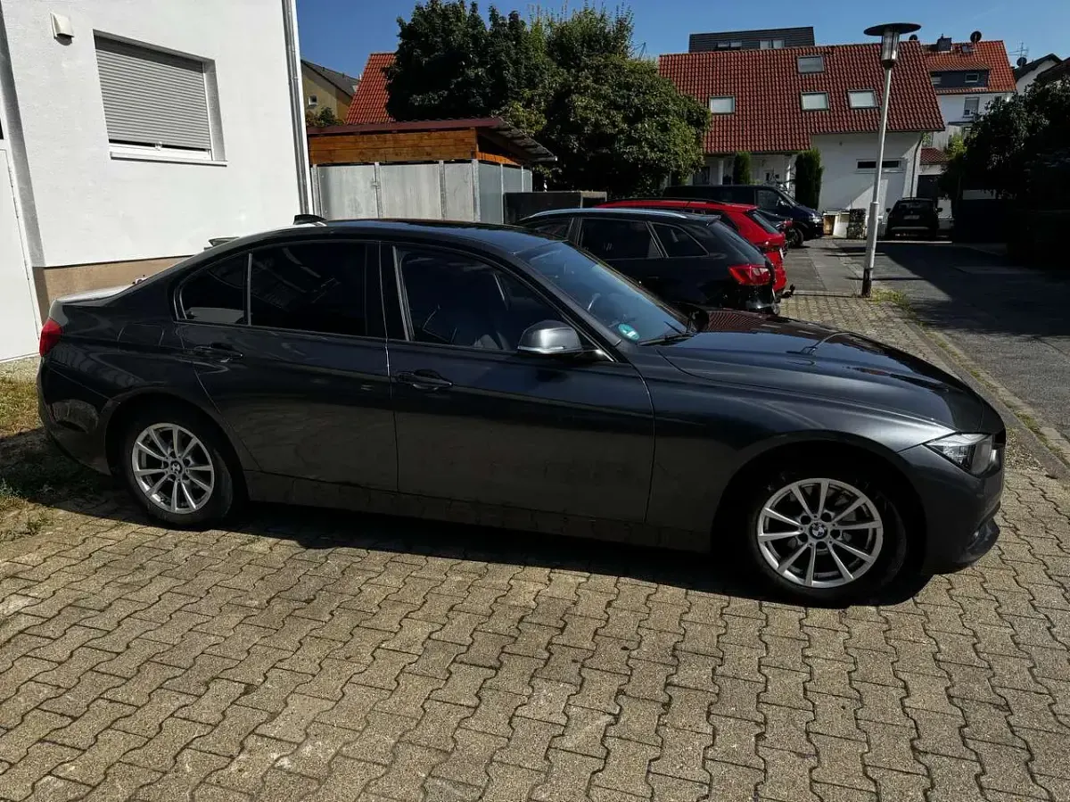 Gebraucht BMW 318 Advantage 150 PS (110 kW) 2017 Grau Limousine