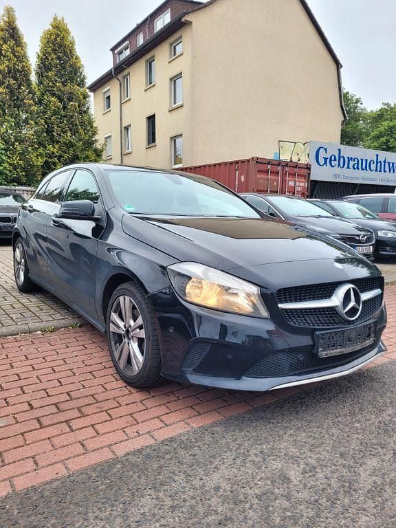 Schwarz Gebraucht 2017 Mercedes A200 Limousine | 8.999 € (Superpreis) - Bild 1/4