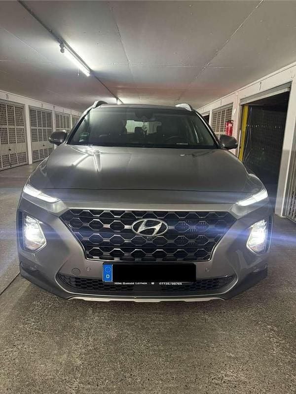 Grau Gebraucht 2020 Hyundai Santa Fe SUV | 33.000 € (Etwas zu teuer) - Bild 1/4