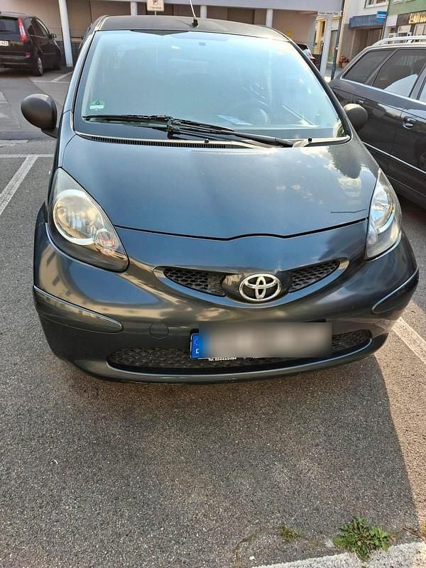 Grau Gebraucht 2007 Toyota Aygo Kleinwagen | 1.500 € (Fairer Preis) - Bild 1/4