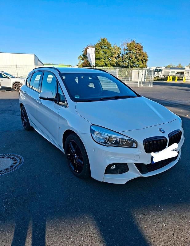 Weiß Gebraucht 2016 BMW 220 M Sport Van / Kleinbus | 15.200 € (Fairer Preis) - Bild 1/4