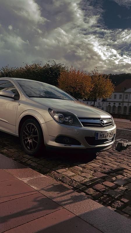 Silber Gebraucht 2006 Opel Astra GTC Coupé | 2.590 € (Fairer Preis) - Bild 1/3