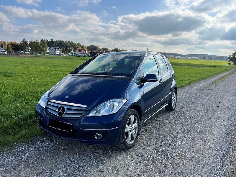 Blau Gebraucht 2011 Mercedes A180 Limousine | 2.900 € (Fairer Preis) - Bild 1/4