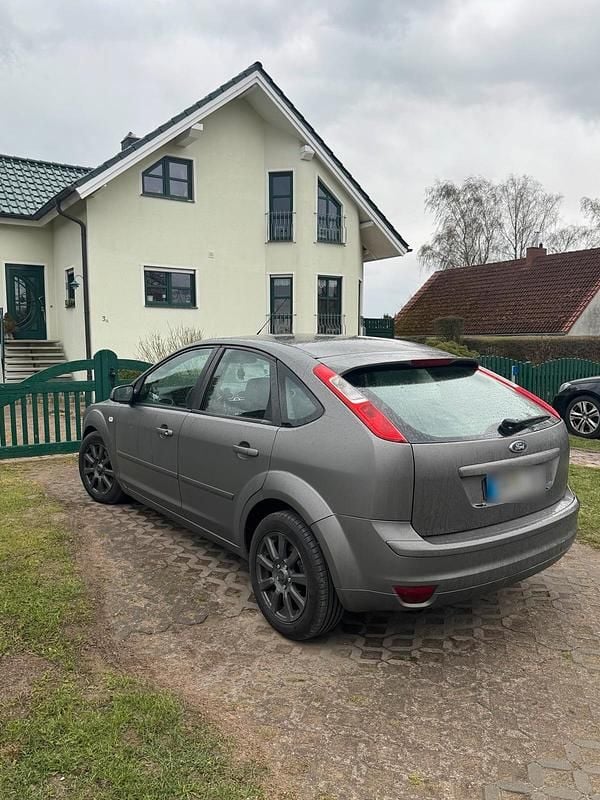 Używany Ford Focus 101 KM (74 kW) 2006 Szary Hatchback