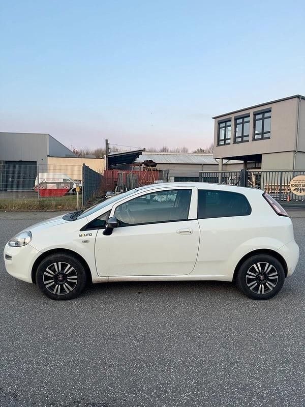 Weiß Gebraucht 2015 Fiat Punto Young Kleinwagen | 3.700 € (Fairer Preis) - Bild 1/4