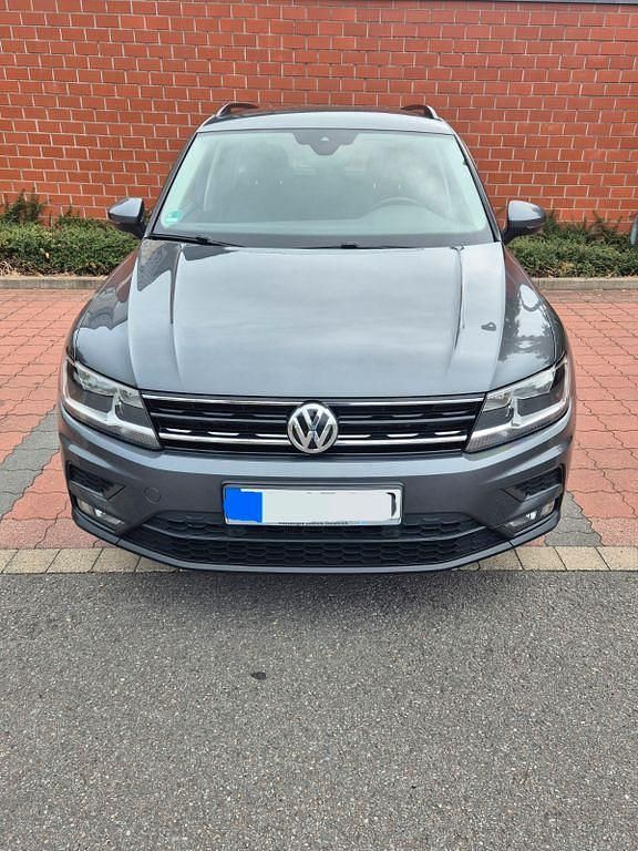 Grau Gebraucht 2018 VW Tiguan Comfortline SUV | 17.950 € (Fairer Preis) - Bild 1/4