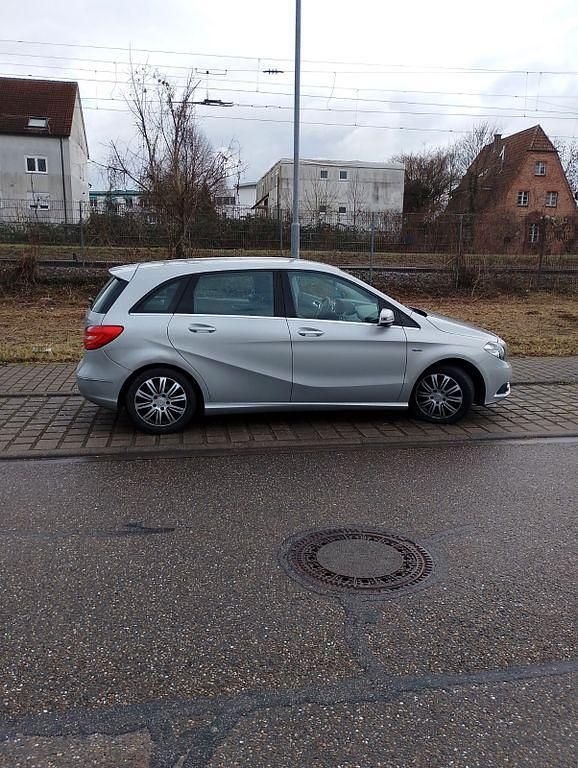 Gebraucht Mercedes B180 166 PS (122 kW) 2012 Silber Van / Kleinbus