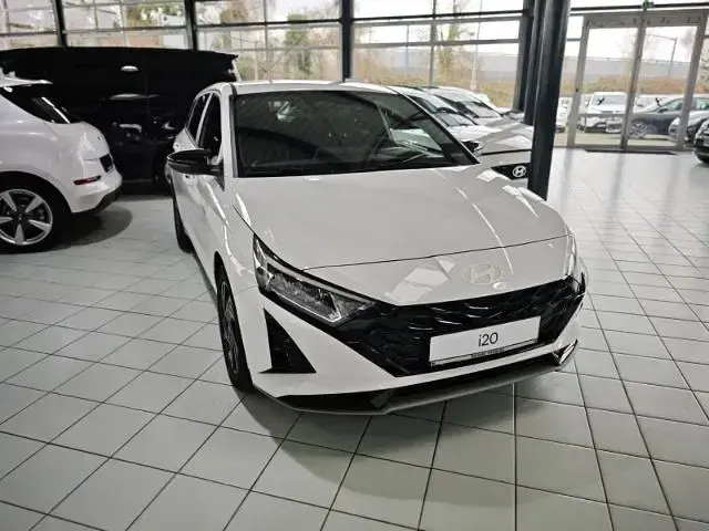 Neu Hyundai i20 Blackline 90 PS (66 kW) 2026 Weiss Kleinwagen