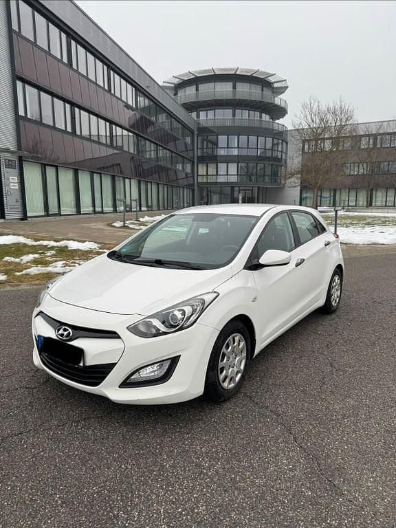 Weiß Gebraucht 2012 Hyundai i30 Limousine | 4.899 € (Etwas zu teuer) - Bild 1/4