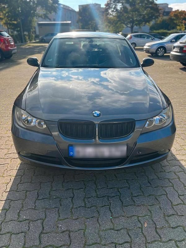 Grau Gebraucht 2006 BMW 318 Kleinwagen | 2.700 € (Teuer) - Bild 1/4
