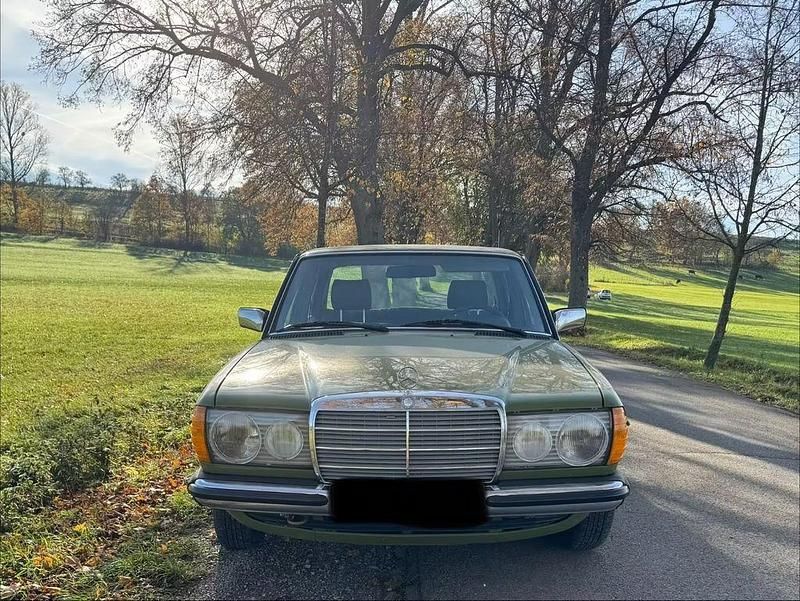 Gebraucht Mercedes 200 109 PS (80 kW) 1982 Grün Limousine