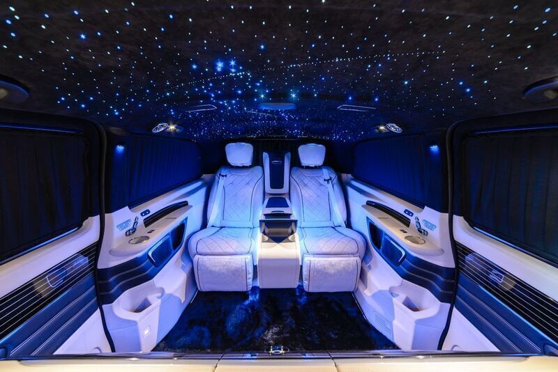 Schwarz Gebraucht 2024 Mercedes V300 Van / Kleinbus | 272.510 € - Bild 1/4