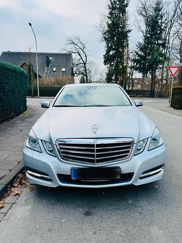 Gebraucht Mercedes E200 Avantgarde 184 PS (135 kW) 2011 Silber Limousine