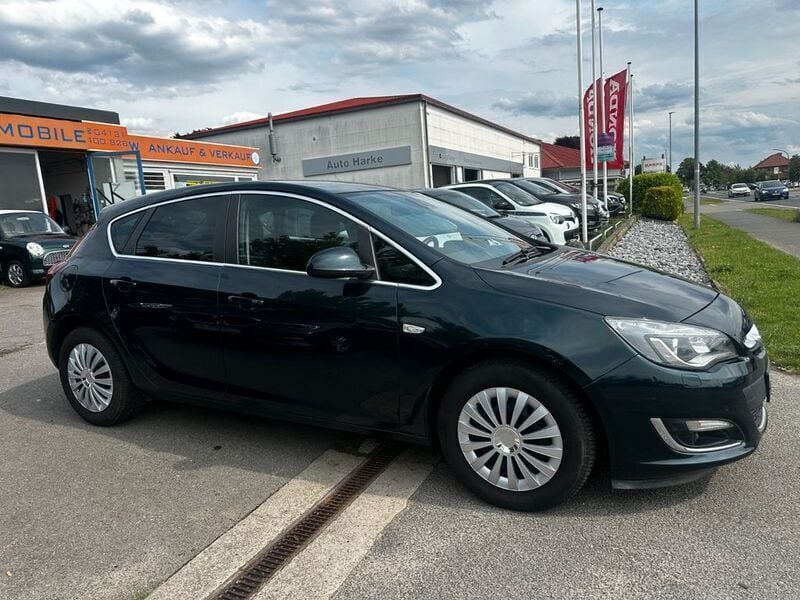 Grün Gebraucht 2015 Opel Astra Exklusiv Limousine | 7.999 € (Guter Preis) - Bild 1/4