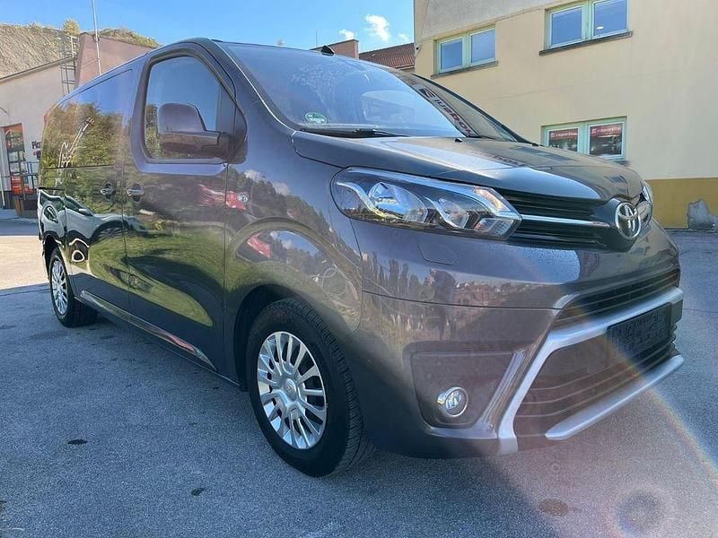 Grau Gebraucht 2022 Toyota Proace Verso Kombi | 21.999 € (Fairer Preis) - Bild 1/4