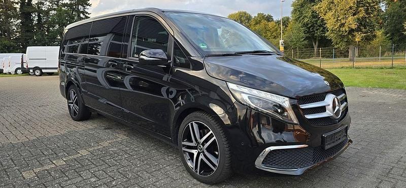 Schwarz Gebraucht 2022 Mercedes V300 Avantgarde Edition Van / Kleinbus | 64.899 € (Etwas zu teuer) - Bild 1/4