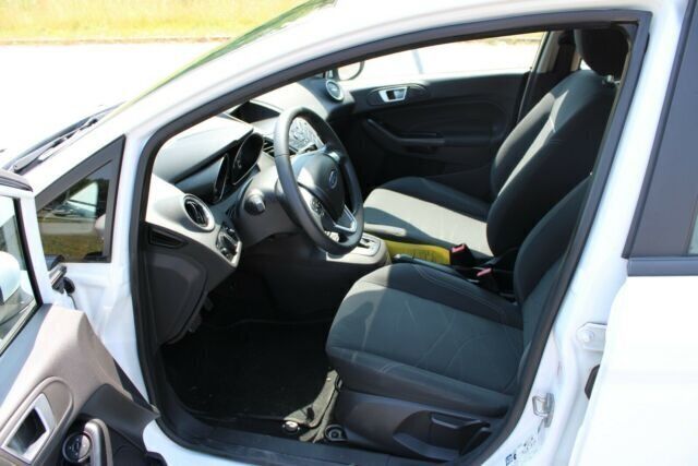 Gebraucht Ford Fiesta Trend 101 PS (74 kW) 2015 Weiß Kleinwagen