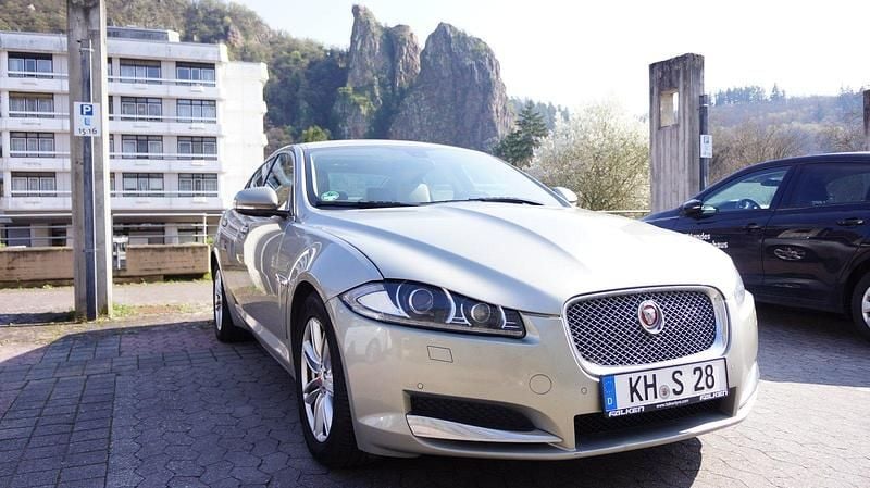 Second-hand Jaguar XF 200 CP (147 kW) 2014 Auriu Berlinǎ