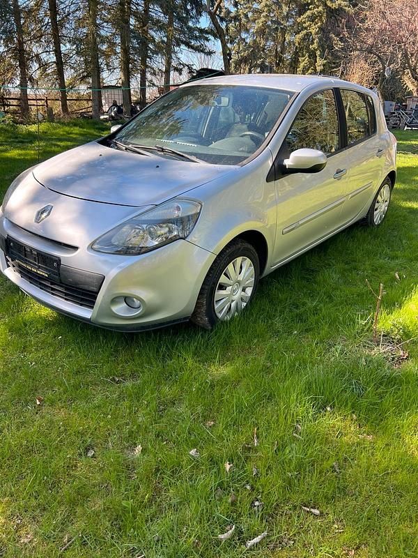 Gebraucht Renault Clio III 75 PS (55 kW) 2010 Silber Kleinwagen