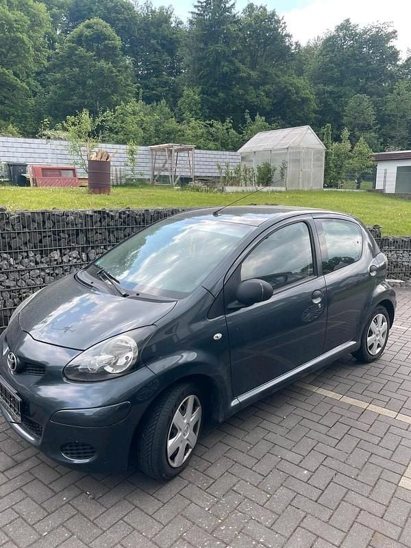 Grau Gebraucht 2011 Toyota Aygo Kleinwagen | 3.000 € (Etwas zu teuer) - Bild 1/4