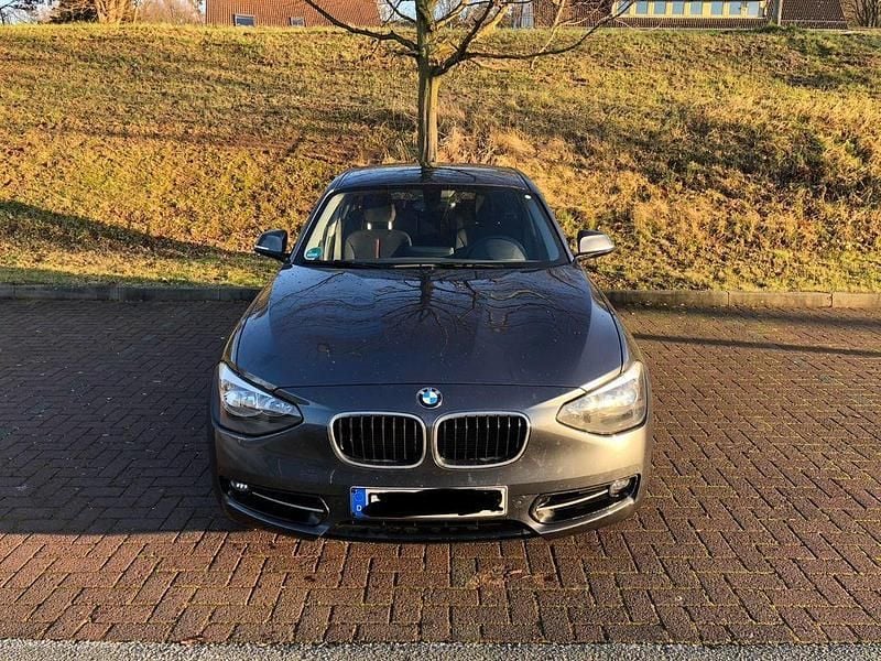 Grau Gebraucht 2014 BMW 118 Sport Line Kleinwagen | 8.750 € (Guter Preis) - Bild 1/4